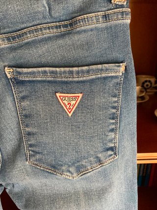 Pantalón vaquero Guess.