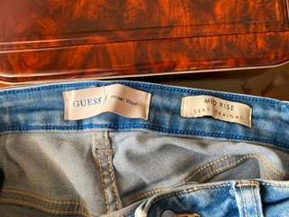 Pantalón vaquero Guess.