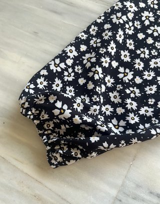 Blusa camiseta floral negra manga larga
