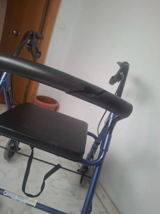 Andador plegable para persona mayor