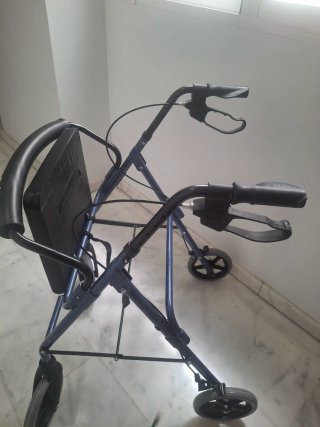 Andador plegable para persona mayor