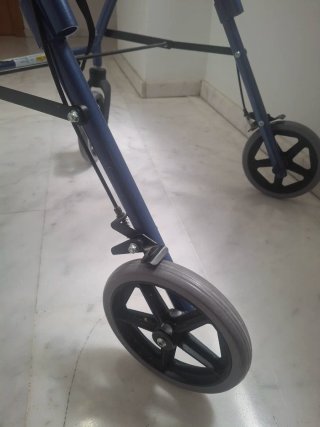 Andador plegable para persona mayor