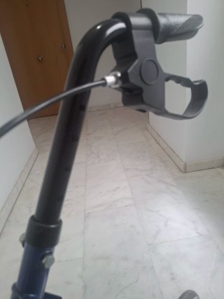 Andador plegable para persona mayor