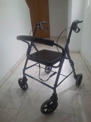 Andador plegable para persona mayor