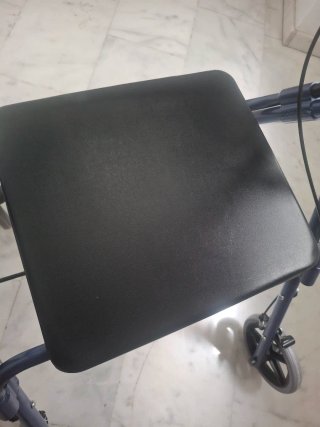 Andador plegable para persona mayor