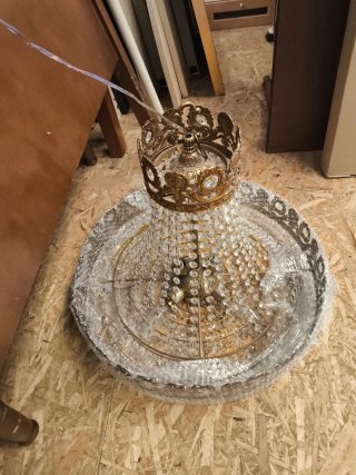 Lámpara de araña dorada con cristales