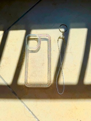 Cover iPhone 15 con strass e laccetto