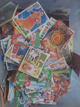 Caja de cartas fútbol y Pokémon