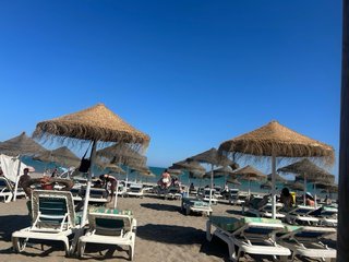 Hamacas de playa y sombrillas