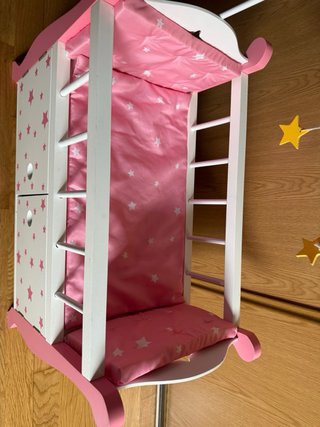 Cuna de madera para muñecas con estrellas