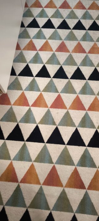 Alfombra geométrica triangular multicolor