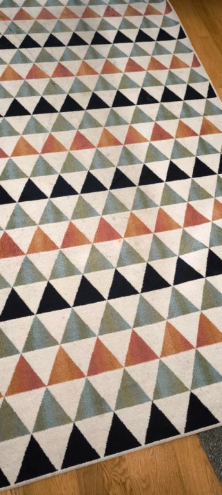 Alfombra geométrica triangular multicolor