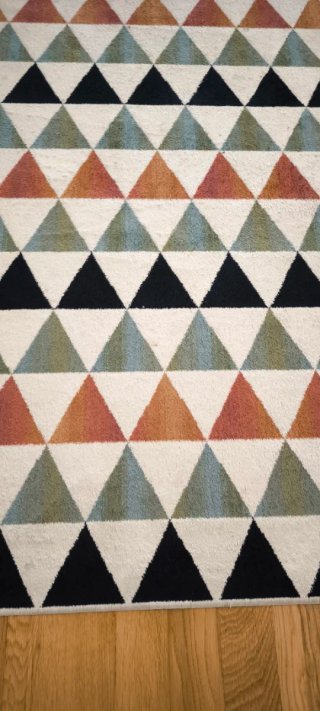 Alfombra geométrica triangular multicolor