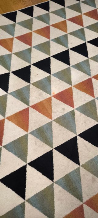 Alfombra geométrica triangular multicolor