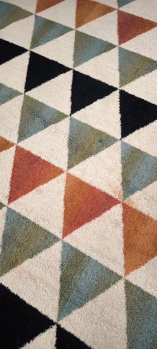 Alfombra geométrica triangular multicolor