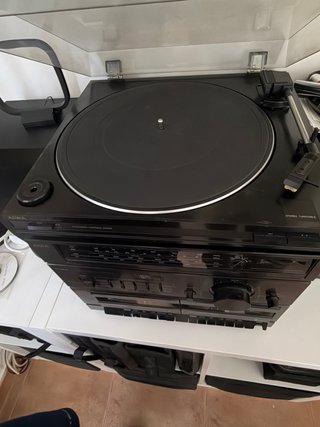 Equipo Música AIWA: Tocadiscos, Radio y Cassette.