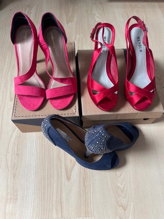 Zapatos de tacón rojos y azules