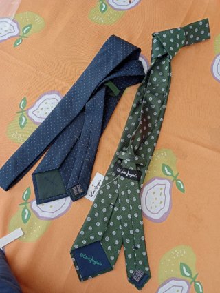 Corbatas azul y verde con puntos