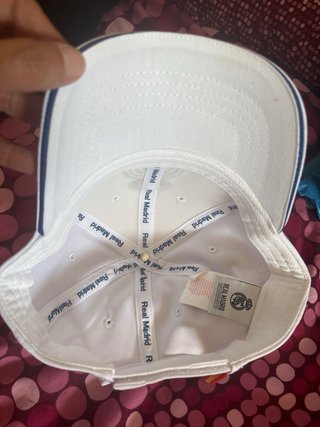Gorra oficial del Real Madrid con escudo