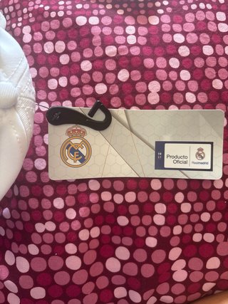 Gorra oficial del Real Madrid con escudo