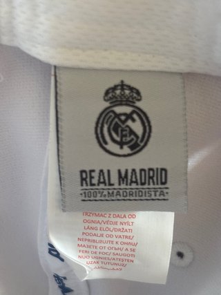 Gorra oficial del Real Madrid con escudo
