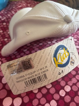 Gorra oficial del Real Madrid con escudo