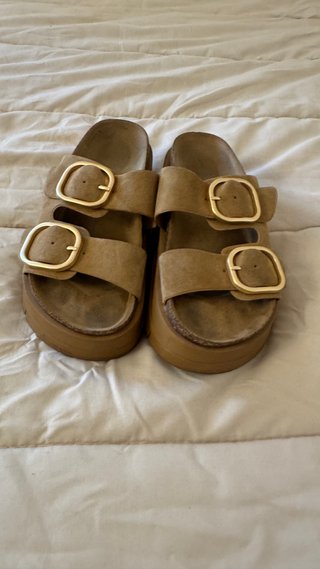 Sandalias Bershka plataforma hebillas beige