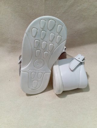 Zapatitos blancos niña lazo Angelitos
