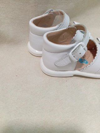 Zapatitos blancos niña lazo Angelitos