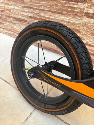 Bicicleta sin pedales naranja