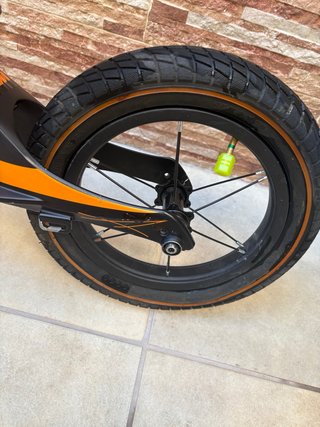 Bicicleta sin pedales naranja