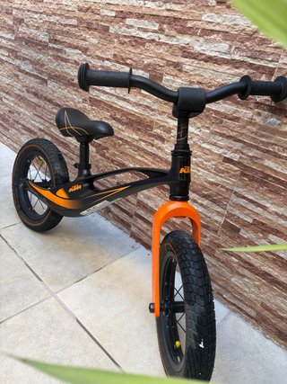 Bicicleta sin pedales naranja