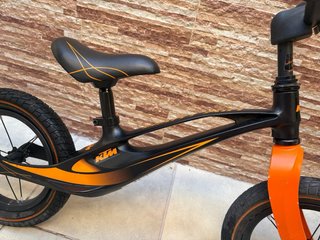 Bicicleta sin pedales naranja
