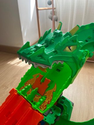 Hot Wheels Monster Trucks Tiburones vs. Dinos