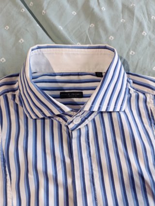 Camisa de vestir a rayas azul y blanca