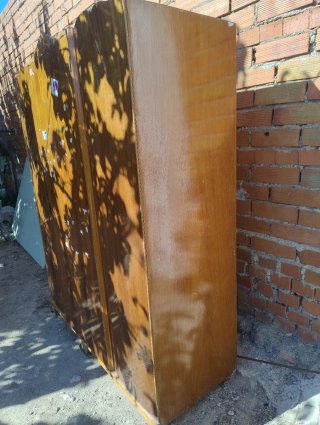 Armario antiguo con espejo