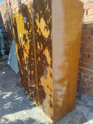 Armario antiguo con espejo