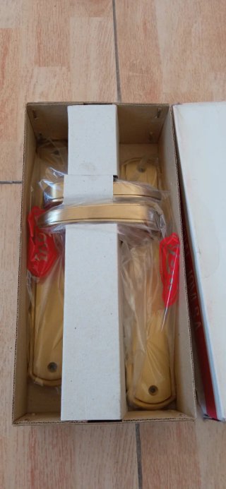 Manillas de puerta doradas