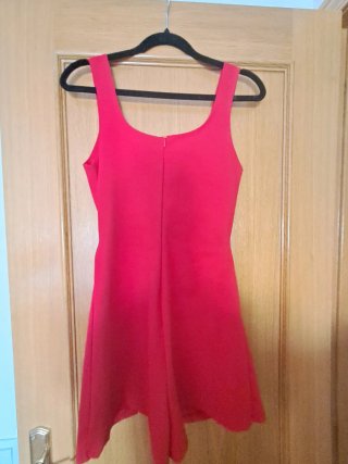 Mono rojo con falda cruzada
