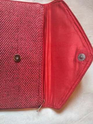 Bolso rojo tela tipo arpillera, solapa sobre