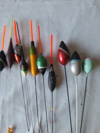 Lotes de flotadores  ,corchos y plumas de pesca