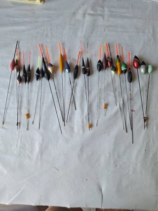 Lotes de flotadores  ,corchos y plumas de pesca