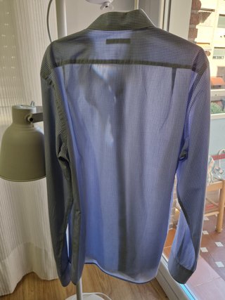 Camisa sport de cuadros vichy azul y blanco.