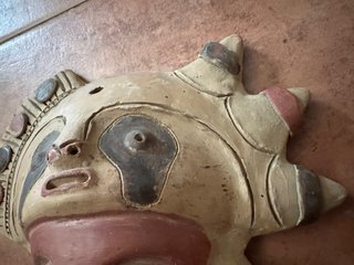 Máscara artesanal de barro de Ecuador