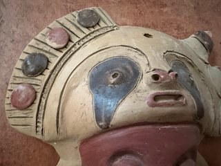 Máscara artesanal de barro de Ecuador