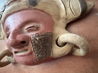 Máscara artesanal de barro de Ecuador