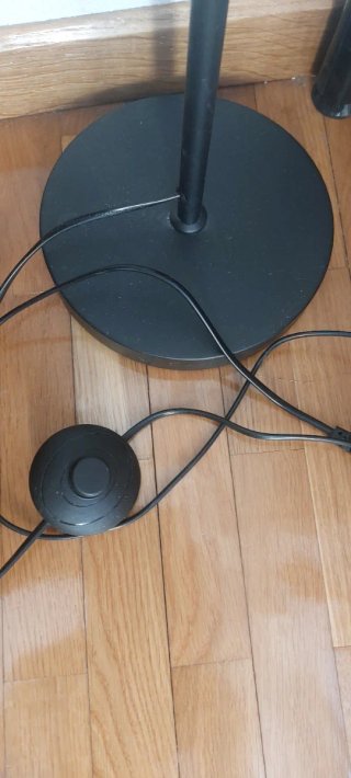 Lampada da terra moderna in tessuto e metallo Colore osso.