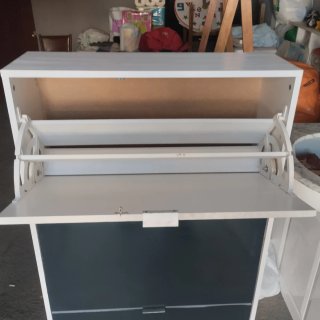 Mueble zapatero gris y blanco