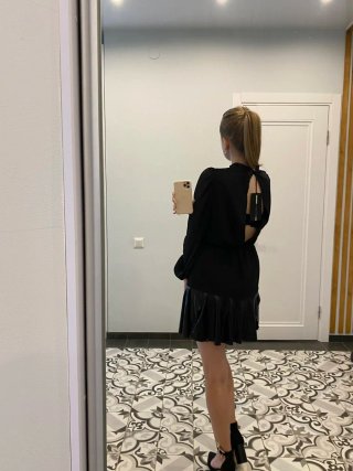 Vestito nero con fiocco e maniche a sbuffo