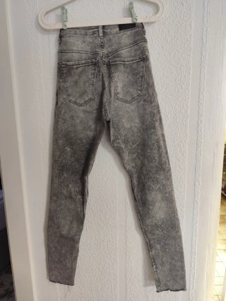 Pantalón vaquero Bershka pitillo gris lavado T.34